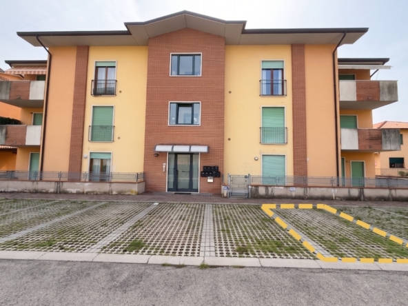 Thiene - BICAMERE CON CANTINA E POSTO AUTO