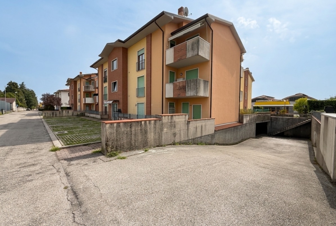 Thiene - BICAMERE CON CANTINA E POSTO AUTO