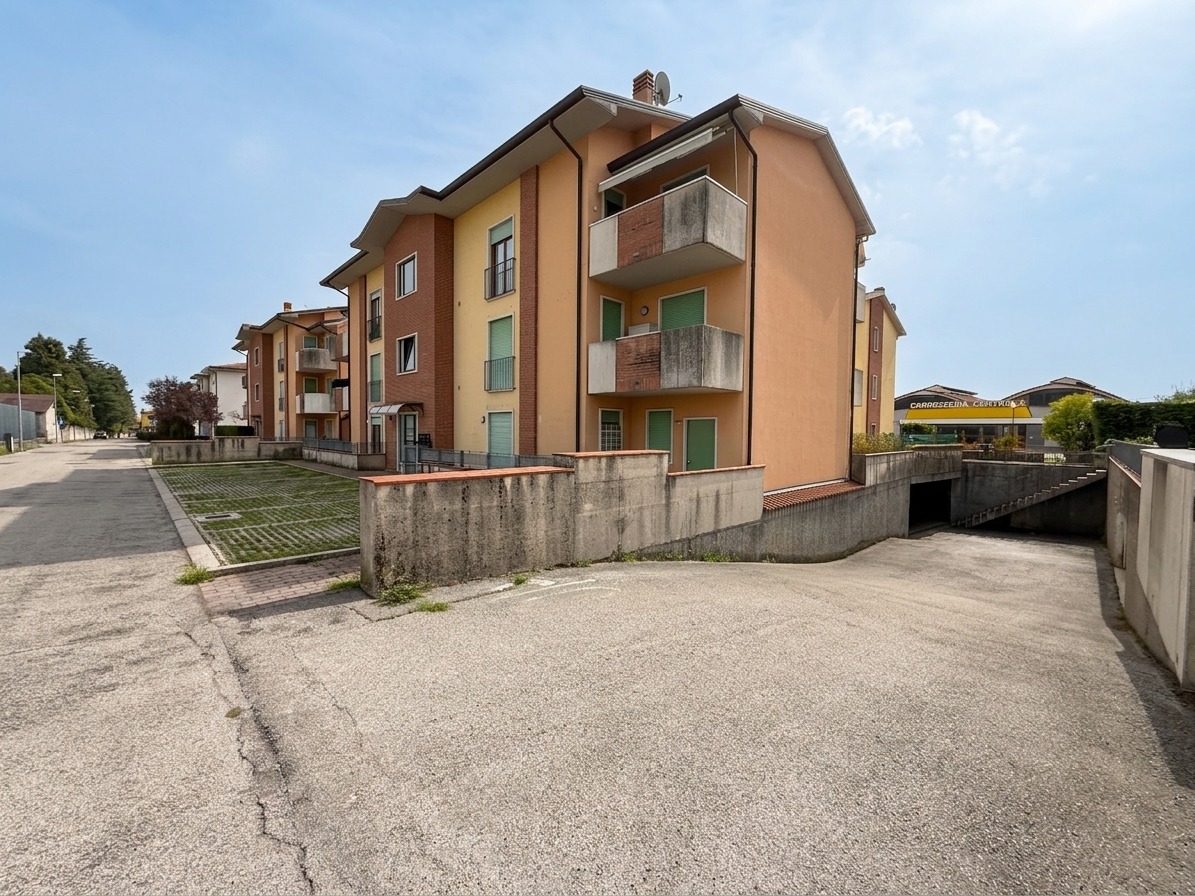 Thiene - BICAMERE CON CANTINA E POSTO AUTO