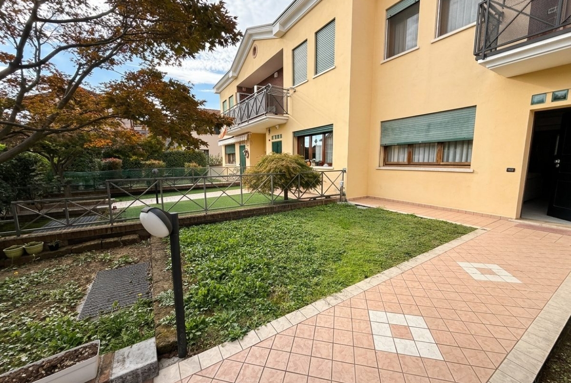 Villaverla - TRICAMERE A SCHIERA